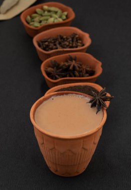 Hint Popüler İçeceği Masala Chai veya Masala Çayı Siyah Arkaplanda Geleneksel İçecekle