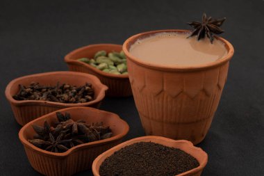 Hint Popüler İçeceği Masala Chai veya Masala Çayı Siyah Arkaplanda Geleneksel İçecekle
