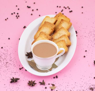 Hint Popüler İçeceği Masala Chai veya Masala Çayı Pembe Arkaplanda Geleneksel İçecek