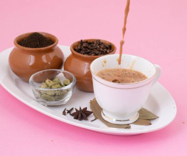 Hint Popüler İçeceği Masala Chai veya Masala Çayı Pembe Arkaplanda Geleneksel İçecek