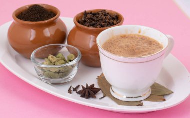 Hint Popüler İçeceği Masala Chai veya Masala Çayı Pembe Arkaplanda Geleneksel İçecek