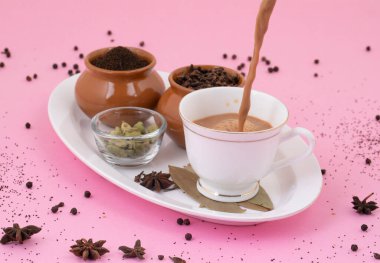 Hint Popüler İçeceği Masala Chai veya Masala Çayı Pembe Arkaplanda Geleneksel İçecek