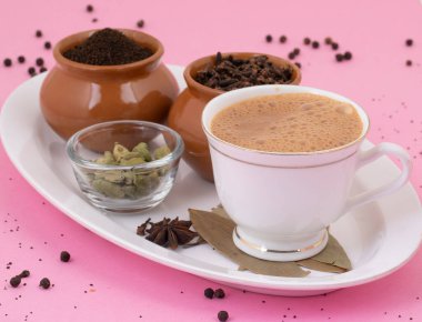 Hint Popüler İçeceği Masala Chai veya Masala Çayı Pembe Arkaplanda Geleneksel İçecek