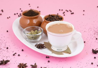 Hint Popüler İçeceği Masala Chai veya Masala Çayı Pembe Arkaplanda Geleneksel İçecek