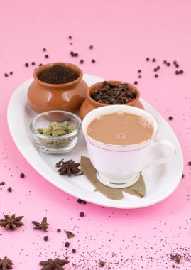 Hint Popüler İçeceği Masala Chai veya Masala Çayı Pembe Arkaplanda Geleneksel İçecek