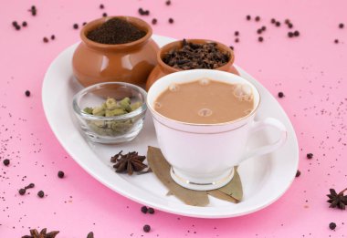 Hint Popüler İçeceği Masala Chai veya Masala Çayı Pembe Arkaplanda Geleneksel İçecek