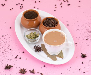 Hint Popüler İçeceği Masala Chai veya Masala Çayı Pembe Arkaplanda Geleneksel İçecek