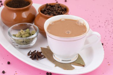 Hint Popüler İçeceği Masala Chai veya Masala Çayı Pembe Arkaplanda Geleneksel İçecek