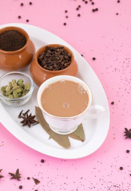 Hint Popüler İçeceği Masala Chai veya Masala Çayı Pembe Arkaplanda Geleneksel İçecek