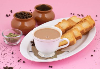 Hint Popüler İçeceği Masala Chai veya Masala Çayı Pembe Arkaplanda Geleneksel İçecek