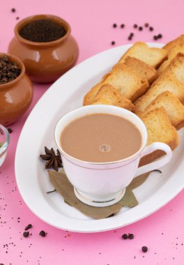 Hint Popüler İçeceği Masala Chai veya Masala Çayı Pembe Arkaplanda Geleneksel İçecek