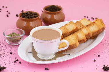 Hint Popüler İçeceği Masala Chai veya Masala Çayı Pembe Arkaplanda Geleneksel İçecek