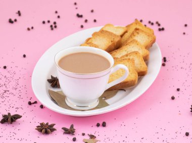 Hint Popüler İçeceği Masala Chai veya Masala Çayı Pembe Arkaplanda Geleneksel İçecek