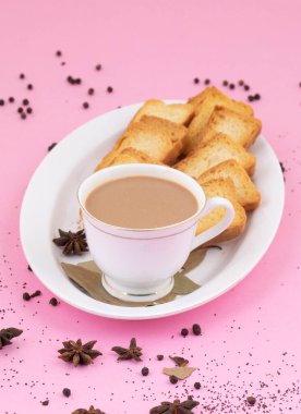 Hint Popüler İçeceği Masala Chai veya Masala Çayı Pembe Arkaplanda Geleneksel İçecek