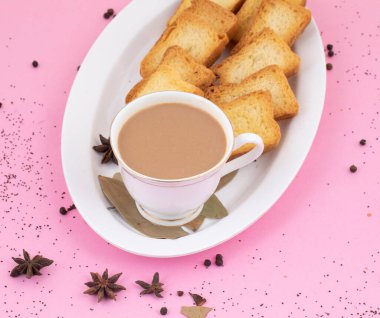 Hint Popüler İçeceği Masala Chai veya Masala Çayı Pembe Arkaplanda Geleneksel İçecek