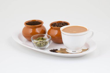Beyaz arka planda geleneksel içecek izole edilmiş Hint Popüler İçkisi Masala Chai veya Masala Tea