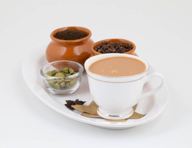 Beyaz arka planda geleneksel içecek izole edilmiş Hint Popüler İçkisi Masala Chai veya Masala Tea