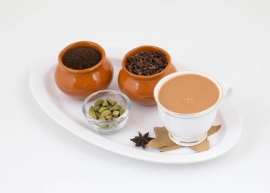 Beyaz arka planda geleneksel içecek izole edilmiş Hint Popüler İçkisi Masala Chai veya Masala Tea