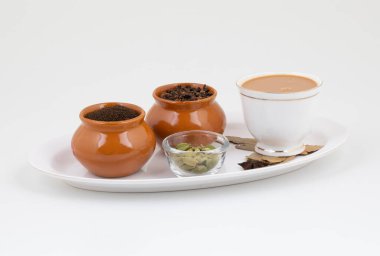 Beyaz arka planda geleneksel içecek izole edilmiş Hint Popüler İçkisi Masala Chai veya Masala Tea