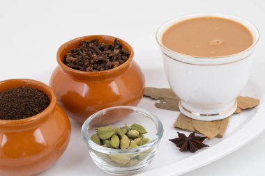 Beyaz arka planda geleneksel içecek izole edilmiş Hint Popüler İçkisi Masala Chai veya Masala Tea