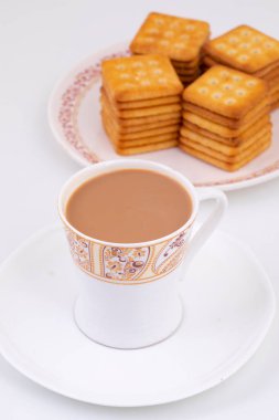 Hint Masala Chai ya da Beyaz Arkaplanda Kızarmış Tost ile Sabah Çayı