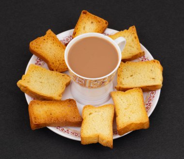 Hint Masala Chai ya da Siyah Arkaplanda Kızarmış Tost ile Sabah Çayı