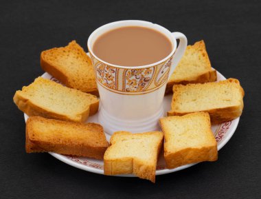 Hint Masala Chai ya da Siyah Arkaplanda Kızarmış Tost ile Sabah Çayı