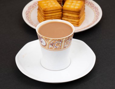 Hint Masala Chai ya da Siyah Arkaplanda Kızarmış Tost ile Sabah Çayı