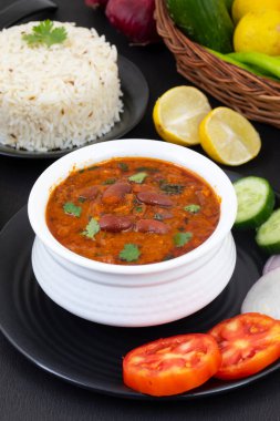 Rajma Chawal ya da Rajma Jeera Chawal (Rice), Baharatlı Kırmızı Böbrek Fasulyesi 'nden oluşan geleneksel bir Kuzey Hint yemeğidir. Jeera Rice & Yeşil Salata ile servis edilir