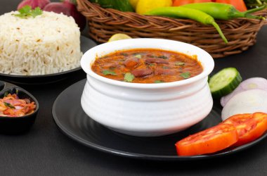 Rajma Chawal ya da Rajma Jeera Chawal (Rice), Baharatlı Kırmızı Böbrek Fasulyesi 'nden oluşan geleneksel bir Kuzey Hint yemeğidir. Jeera Rice & Yeşil Salata ile servis edilir