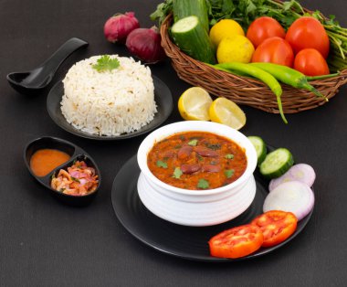 Rajma Chawal ya da Rajma Jeera Chawal (Rice), Baharatlı Kırmızı Böbrek Fasulyesi 'nden oluşan geleneksel bir Kuzey Hint yemeğidir. Jeera Rice & Yeşil Salata ile servis edilir