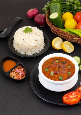Rajma Chawal ya da Rajma Jeera Chawal (Rice), Baharatlı Kırmızı Böbrek Fasulyesi 'nden oluşan geleneksel bir Kuzey Hint yemeğidir. Jeera Rice & Yeşil Salata ile servis edilir