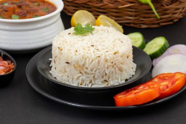 Rajma Chawal ya da Rajma Jeera Chawal (Rice), Baharatlı Kırmızı Böbrek Fasulyesi 'nden oluşan geleneksel bir Kuzey Hint yemeğidir. Jeera Rice & Yeşil Salata ile servis edilir