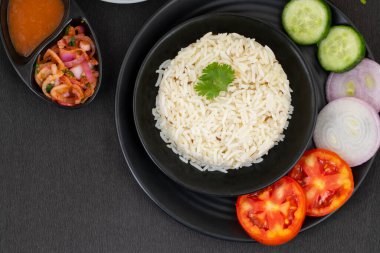 Rajma Chawal ya da Rajma Jeera Chawal (Rice), Baharatlı Kırmızı Böbrek Fasulyesi 'nden oluşan geleneksel bir Kuzey Hint yemeğidir. Jeera Rice & Yeşil Salata ile servis edilir