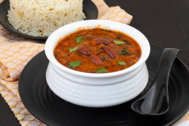 Rajma Chawal ya da Rajma Jeera Chawal (Rice), Baharatlı Kırmızı Böbrek Fasulyesi 'nden oluşan geleneksel bir Kuzey Hint yemeğidir. Jeera Rice 'la servis edilmiş.