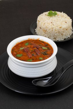 Rajma Chawal ya da Rajma Jeera Chawal (Rice), Baharatlı Kırmızı Böbrek Fasulyesi 'nden oluşan geleneksel bir Kuzey Hint yemeğidir. Jeera Rice 'la servis edilmiş.
