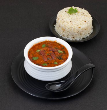 Rajma Chawal ya da Rajma Jeera Chawal (Rice), Baharatlı Kırmızı Böbrek Fasulyesi 'nden oluşan geleneksel bir Kuzey Hint yemeğidir. Jeera Rice 'la servis edilmiş.