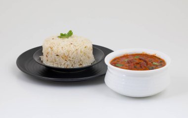 Rajma Chawal ya da Rajma Jeera Chawal (Rice), Baharatlı Kırmızı Böbrek Fasulyesi 'nden oluşan geleneksel bir Kuzey Hint yemeğidir. Jeera Rice 'la servis edilmiş.