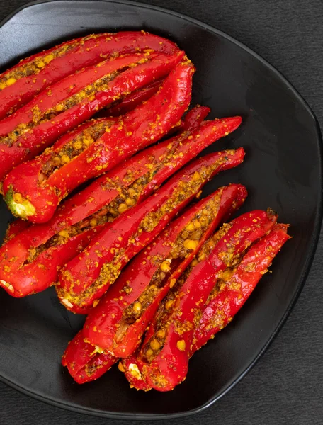 Hint ev yapımı kırmızı biber turşusu Mirchi Ka Achar, Loncha veya Laal Mirch Ka Achar olarak da bilinir.