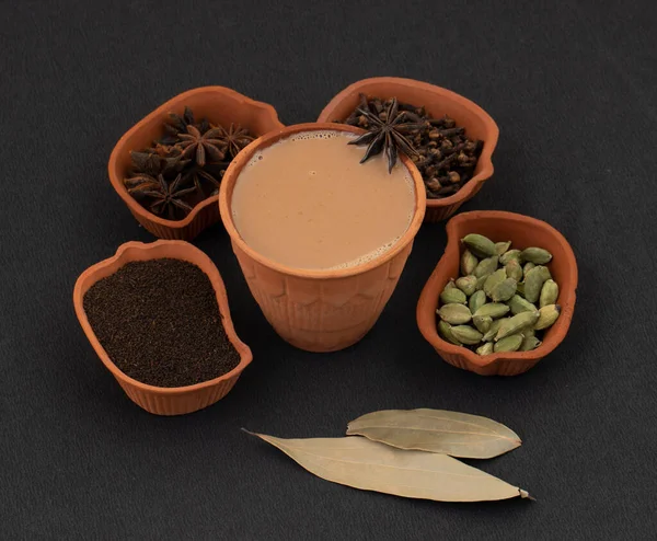 Hint Popüler İçeceği Masala Chai veya Masala Çayı Siyah Arkaplanda Geleneksel İçecekle