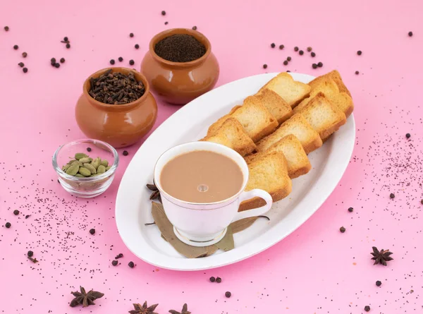Hint Popüler İçeceği Masala Chai veya Masala Çayı Pembe Arkaplanda Geleneksel İçecek