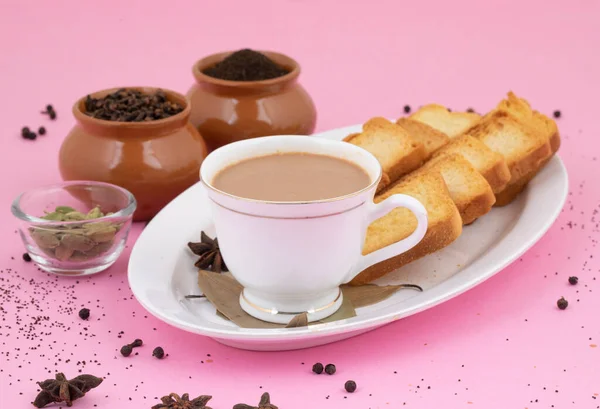 Hint Popüler İçeceği Masala Chai veya Masala Çayı Pembe Arkaplanda Geleneksel İçecek