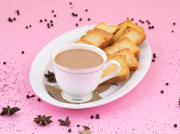 Hint Popüler İçeceği Masala Chai veya Masala Çayı Pembe Arkaplanda Geleneksel İçecek