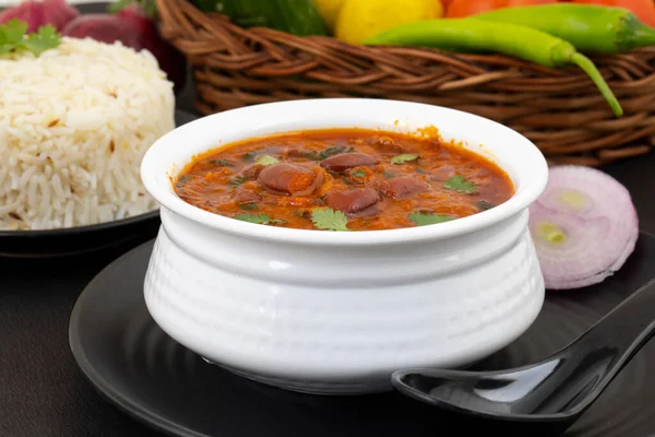Rajma Chawal ya da Rajma Jeera Chawal (Rice), Baharatlı Kırmızı Böbrek Fasulyesi 'nden oluşan geleneksel bir Kuzey Hint yemeğidir. Jeera Rice & Yeşil Salata ile servis edilir