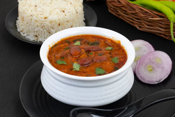 Rajma Chawal ya da Rajma Jeera Chawal (Rice), Baharatlı Kırmızı Böbrek Fasulyesi 'nden oluşan geleneksel bir Kuzey Hint yemeğidir. Jeera Rice & Yeşil Salata ile servis edilir