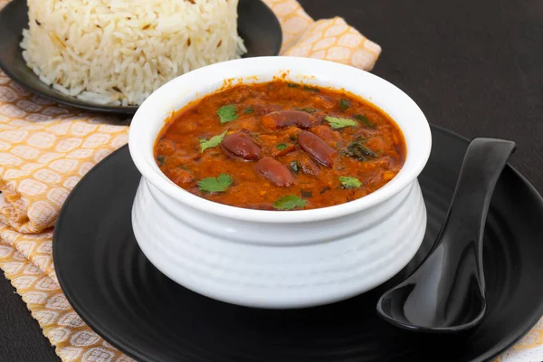 Rajma Chawal ya da Rajma Jeera Chawal (Rice), Baharatlı Kırmızı Böbrek Fasulyesi 'nden oluşan geleneksel bir Kuzey Hint yemeğidir. Jeera Rice 'la servis edilmiş.