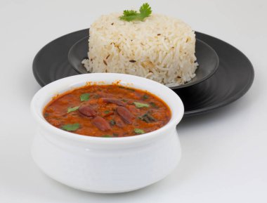 Rajma Chawal ya da Rajma Jeera Chawal (Rice), Baharatlı Kırmızı Böbrek Fasulyesi 'nden oluşan geleneksel bir Kuzey Hint yemeğidir. Jeera Rice 'la servis edilmiş.
