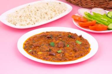 Rajma Chawal ya da Rajma Jeera Chawal (Rice), Baharatlı Kırmızı Böbrek Fasulyesi 'nden oluşan geleneksel bir Kuzey Hint yemeğidir. Jeera Rice & Yeşil Salata ile servis edilir