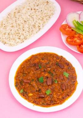 Rajma Chawal ya da Rajma Jeera Chawal (Rice), Baharatlı Kırmızı Böbrek Fasulyesi 'nden oluşan geleneksel bir Kuzey Hint yemeğidir. Jeera Rice & Yeşil Salata ile servis edilir