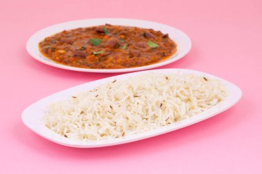 Rajma Chawal ya da Rajma Jeera Chawal (Rice), Baharatlı Kırmızı Böbrek Fasulyesi 'nden oluşan geleneksel bir Kuzey Hint yemeğidir. Jeera Rice 'la servis edilmiş.